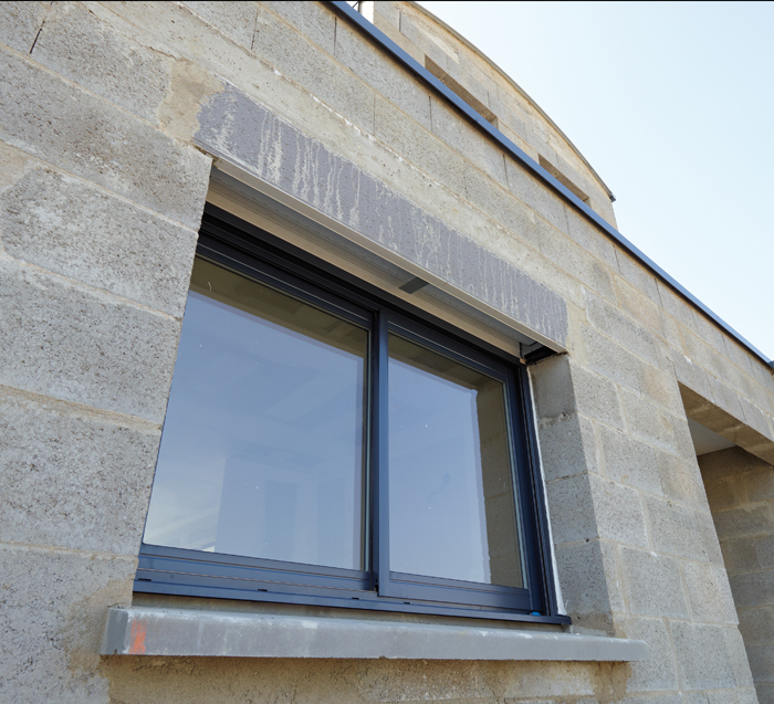 Baie vitrée aluminium avec coffre linteau - Menuiserie Bouvet